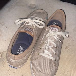 Worn once by my sister. Size 9 1/2. Brand is called keds.